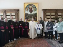 Papa com representantes indígenas e bispos de Canadá.