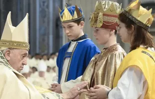 Papa Francisco abençoa crianças vestidas de Três Reis Magos