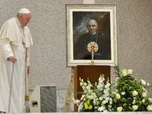 Papa Francisco ao lado de uma pintura de santo Scalabrini