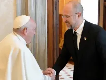 O papa Francisco recebe o primeiro-ministro da Ucrânia, Denys Shmyhal, no Vaticano