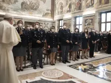 Papa Francisco com agentes de segurança