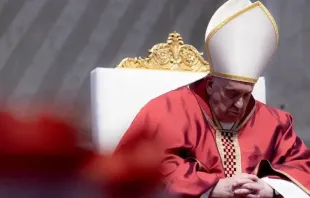 Papa Francisco nesta Sexta-feira Santa na basílica de São Pedro
