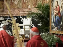 O Papa reza diante da Virgem no Domingo de Ramos.