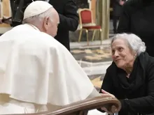 O papa Francisco abençoa uma idosa no Vaticano