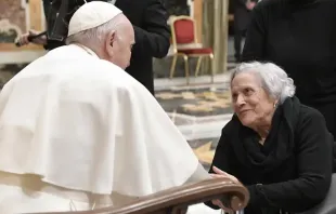 O papa Francisco abençoa uma idosa no Vaticano