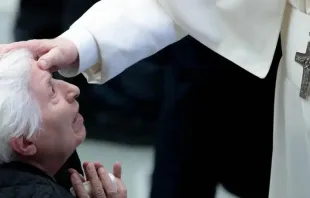 O papa abençoa uma mulher na Audiência Geral