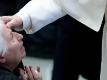 O papa abençoa uma mulher na Audiência Geral