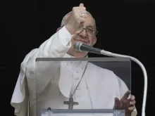 Papa Francisco rezando o Ângelus