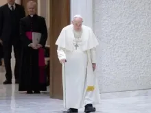 O papa Francisco entra na Audiência Geral