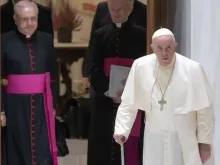 O Papa Francisco entra na Audiência Geral de hoje com uma bengala