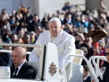 O papa Francisco chega para a Audiência Geral de ontem (29
