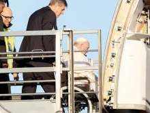 Papa Francisco embarca no avião de cadeira de rodas