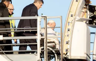 Papa Francisco embarca no avião de cadeira de rodas
