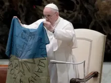 Papa Francisco com a bandeira ucraniana na Audiência Geral