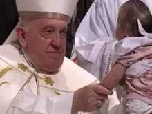 Papa Francisco abençoa bebê doente na missa no Santuário Nacional de Santa Ana de Beaupré, Quebec