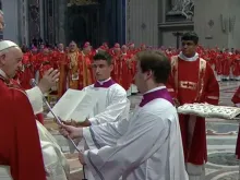 Papa Francisco abençoa pálios arcebispais