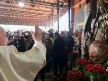 Papa abençoa imagem de Nossa Senhora Desatadora dos Nós