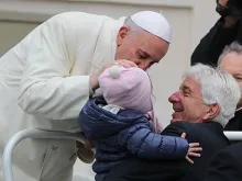 O Papa Francisco beija uma pequena em uma audiência geral em São Pedro