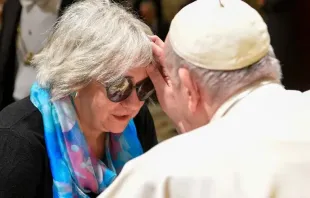 Papa Francisco com uma cega no Vaticano