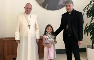 O papa com Noemi e o Dom Domenico Battaglia.