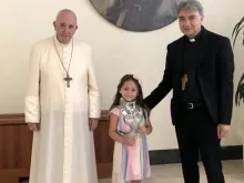 O papa com Noemi e o Dom Domenico Battaglia.