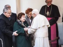 O Papa cumprimenta Enrichetta Vitali na casa 