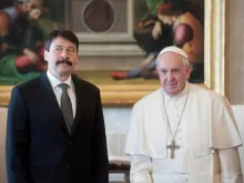 O presidente húngaro, Janos Ader, com o papa no Vaticano em 2020