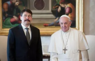 O presidente húngaro, Janos Ader, com o papa no Vaticano em 2020