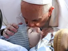 Papa Francisco beija um menino doente