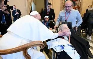 O papa Francisco cumprimenta uma mulher doente em audiência com ARIS