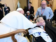 O papa Francisco cumprimenta uma mulher doente em audiência com ARIS