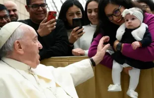 Papa Francisco cumprimenta as famílias do Vaticano