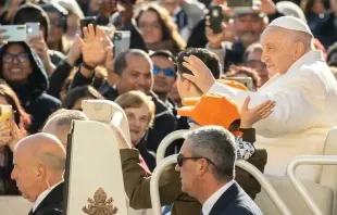 O papa Francisco saúda os fiéis na Audiência Geral