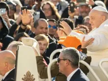 O papa Francisco saúda os fiéis na Audiência Geral