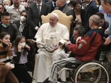 O papa com membros d a Fundação Casa do Espírito e das Artes
