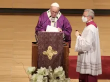 Papa Francisco na missa na Grécia.