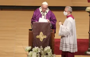 Papa Francisco na missa na Grécia.