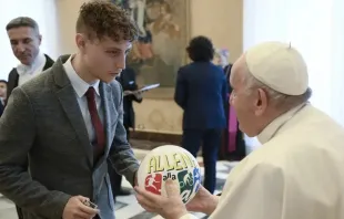 Papa Francisco com um jovem da Ação Católica
