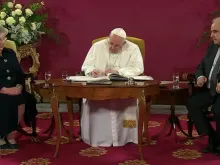 Papa Francisco assina o livro de honra em Malta.
