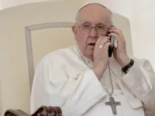 O papa Francisco atende um telefonema durante a Audiência Geral