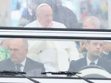 O papa Francisco saúda os peregrinos na chuva