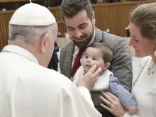 Papa Francisco com bebê. Crédito: Vatican Media.