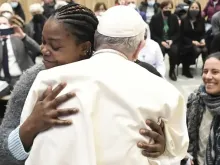 Papa Francisco abençoa uma vítima de tráfico de pessoas 
