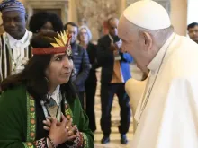 Papa Francisco com mulher indígena