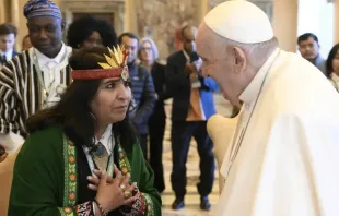 Papa Francisco com mulher indígena
