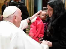 Papa Francisco cumprimenta uma menina durante a audiência com "Apoteca Natura"