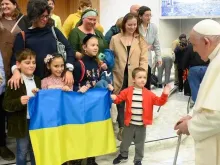 O papa Francisco com crianças da Ucrânia na audiência geral