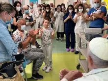 O papa visita o Departamento de Oncologia Pediátrica do Gemelli.