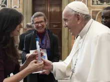 Papa Francisco cumprimenta os membros da Diaconie de la beauté
