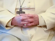 O papa Francisco reza